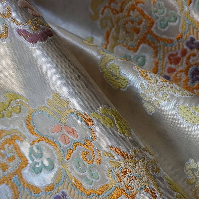 唐花に鳩が刺繍された銀色地の袋帯 着物