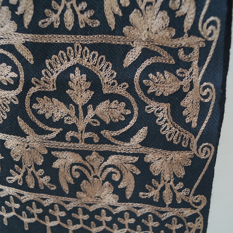 ストール】カシミール刺繍 黒色×黄橡色 241106A | 大山キモノ ストール】カシミール刺繍 黒色×黄橡色 241106A | 大山キモノ