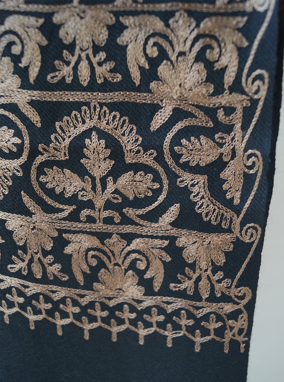 ストール】カシミール刺繍 黒色×黄橡色 241106A | 大山キモノ・ちぇら 