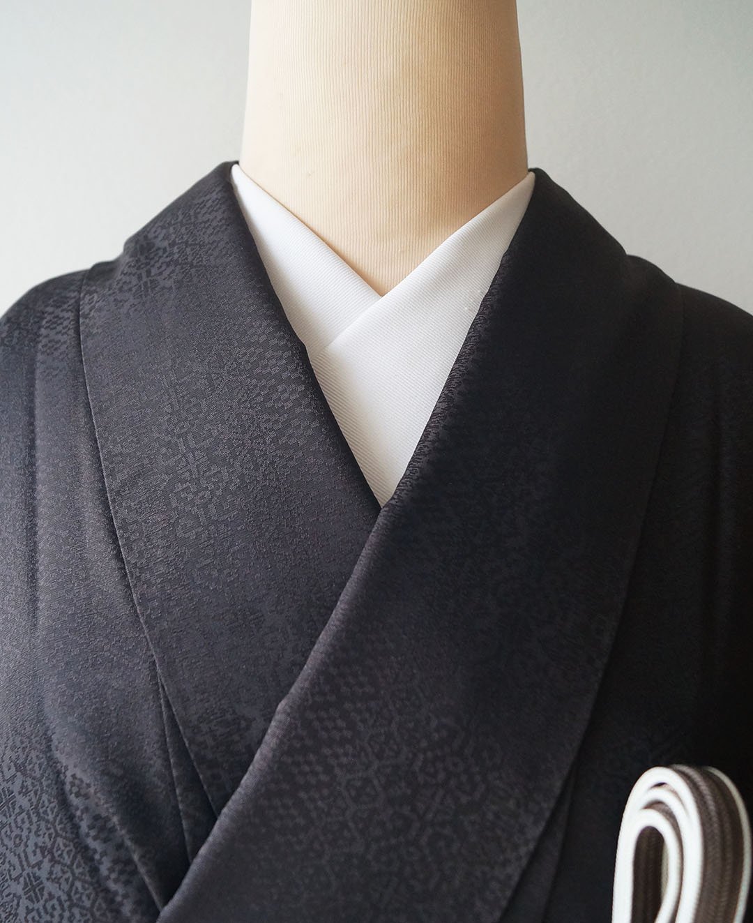 袷】黒色 幾何学縞文 博多織お召 一つ紋 | 大山キモノ・ちぇら 袷】黒色 幾何学縞文 博多織お召 一つ紋 | 大山キモノ・ちぇら