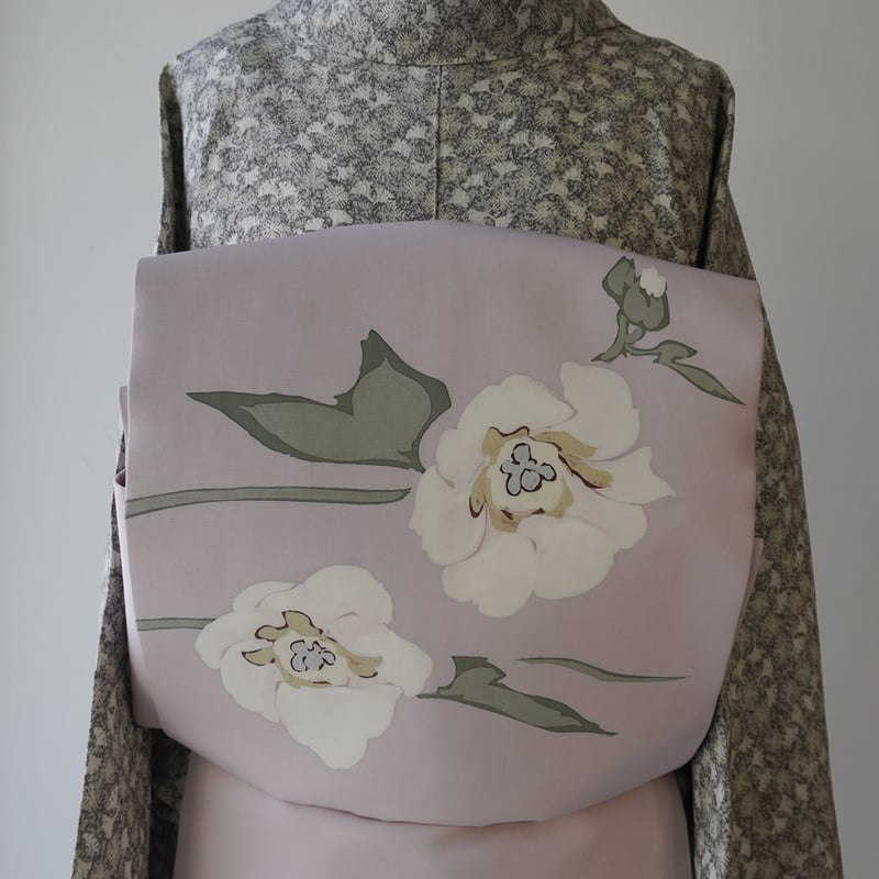 塩瀬の名古屋帯 やまと　ワンタッチ帯 モノトーン　白地にグレーの花柄 淡グレー 菱つなぎに花柄 塩瀬名古屋帯 | たまるや七草着物店