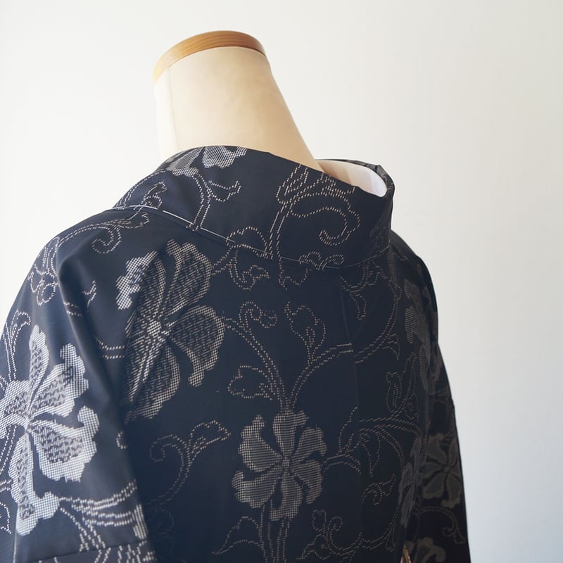 袷】銀座もとじ 黒色地 唐草に風花文 泥染大島紬 | 大山キモノ