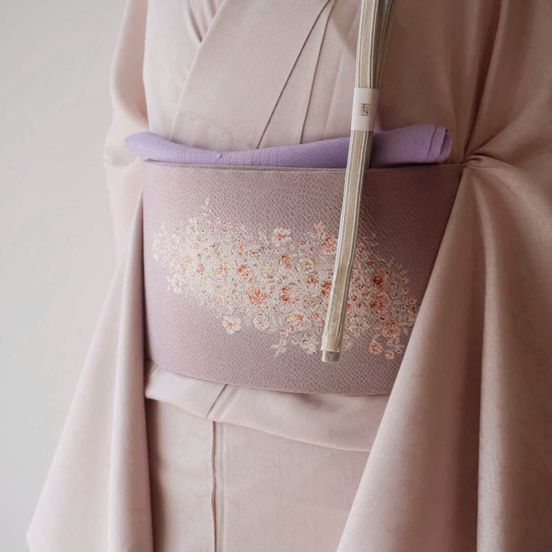 単衣】灰桜色 花唐草地紋 やわらか無地単衣紬 トールサイズ 単衣】灰桜色 花唐草地紋 やわらか無地単衣紬 トールサイズ