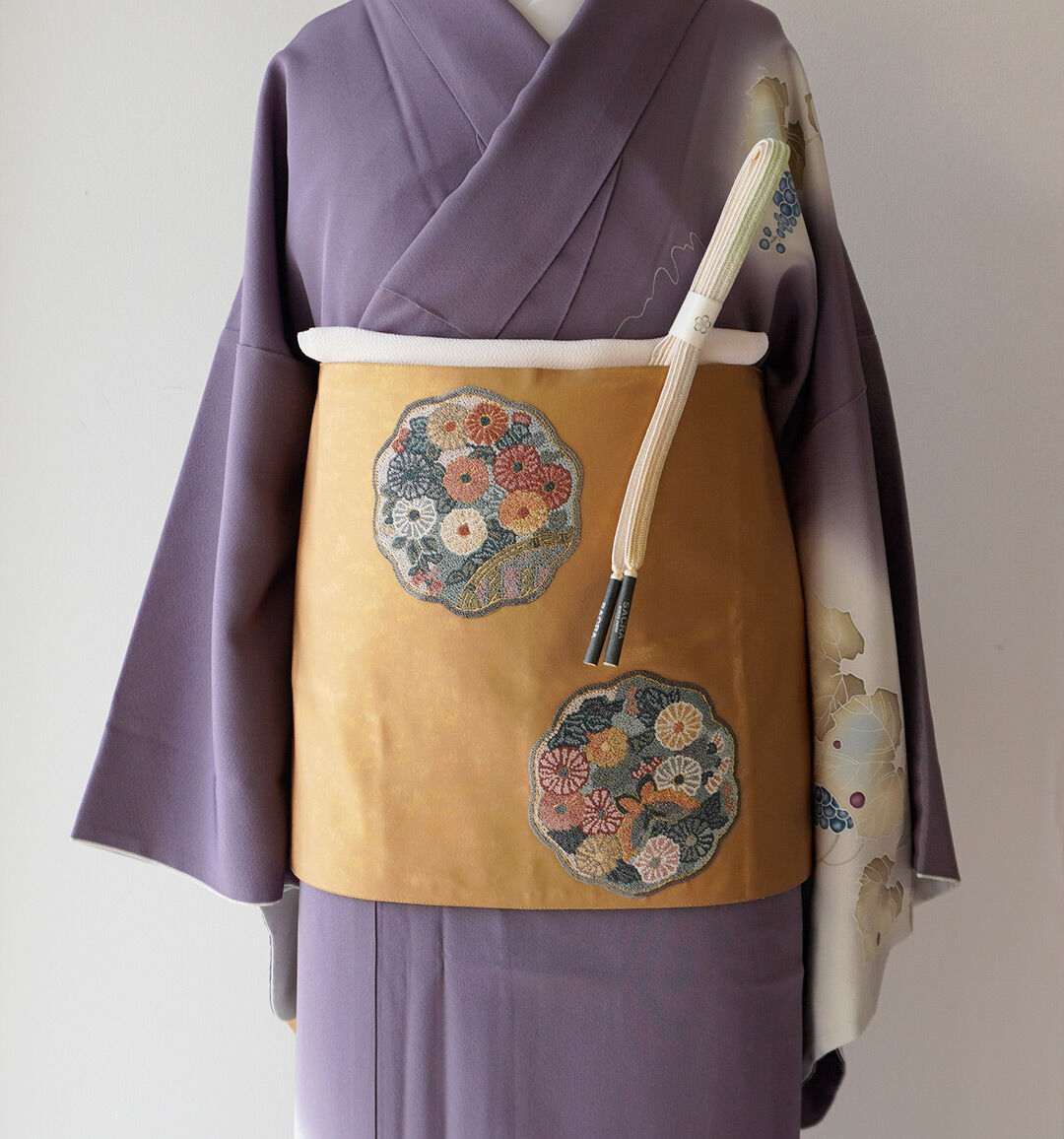 ふくろ帯】黄土色地 相良刺繍菊に蝶文 ふくろ帯 | 大山キモノ ふくろ帯】黄土色地 相良刺繍菊に蝶文 ふくろ帯 | 大山キモノ