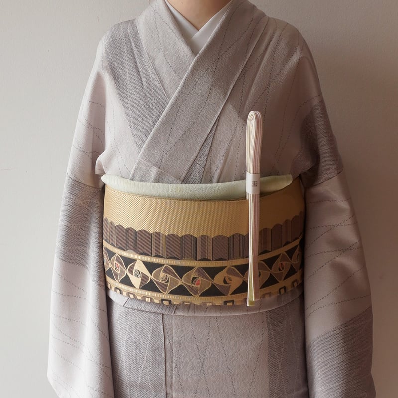 単衣】薄梅鼠地 よろけ縞文 塩沢お召し | 大山キモノ・ちぇら 単衣】薄梅鼠地 よろけ縞文 塩沢お召し | 大山キモノ・ちぇら