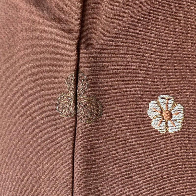 c-957　付下げ　小鳥に草花文様　単衣　刺繍　一ツ紋　重ね衿　居敷当て付き　★ 未使用 蘇州刺繍 相良刺繍 付け下げ訪問着 一つ紋 花柄 正絹 薄