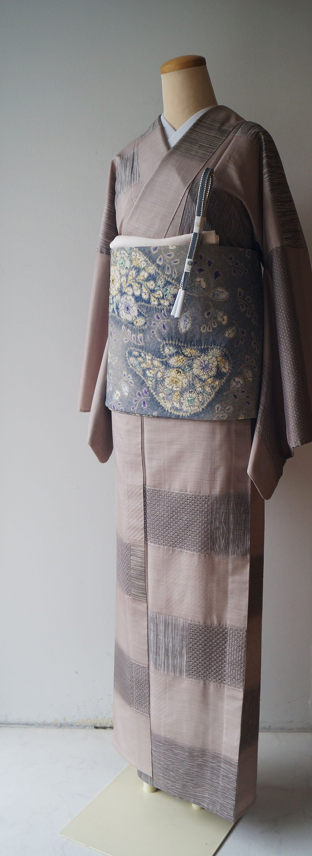 単衣】鳩羽鼠色 汕頭刺繍 本場縞大島紬 附下 証紙あり | 大山 単衣】鳩羽鼠色 汕頭刺繍 本場縞大島紬 附下 証紙あり | 大山