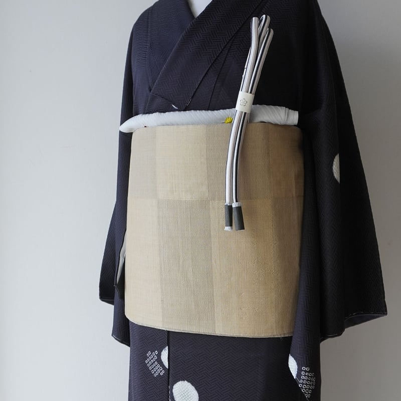 袷】鉄紺色 折り鶴刺繍と鹿の子絞りの飛び柄小紋 | 大山キモノ