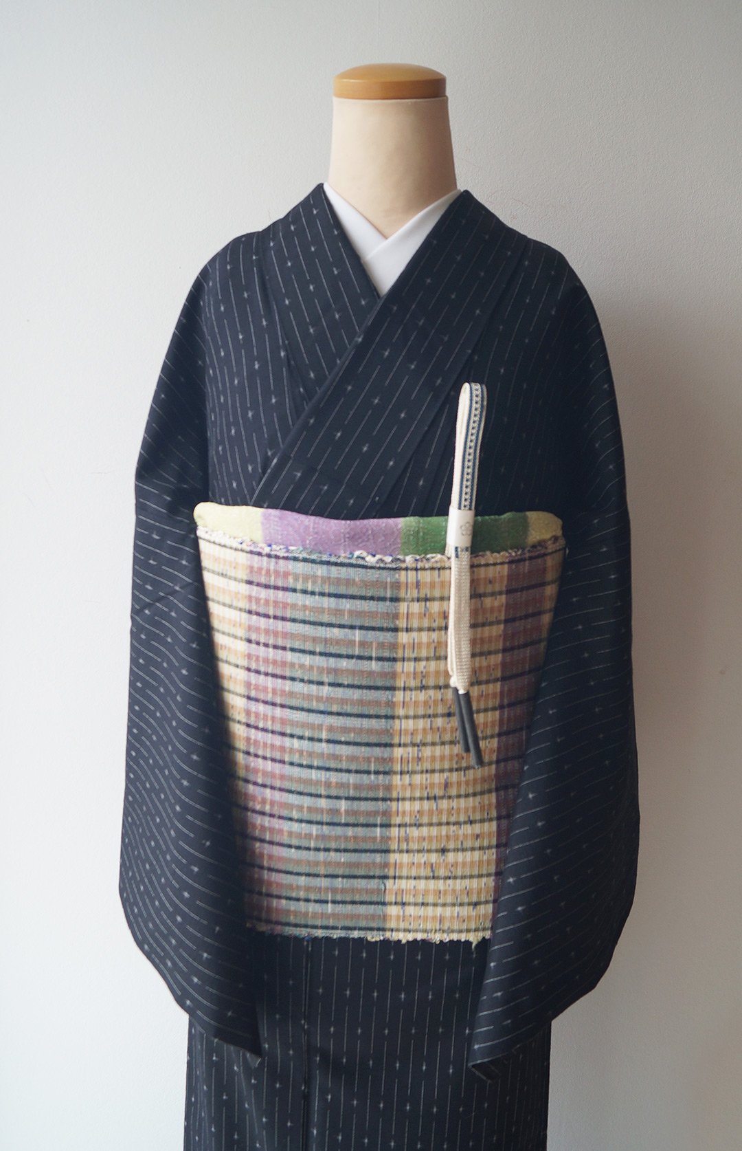 未使用品　和服　単衣　正絹　縦縞.矢絣模様 十日町紬　(居敷当て)早い者勝ち 未使用品 和服 単衣 正絹 縦縞.矢絣模様 十日町紬 (居敷当て)早い者