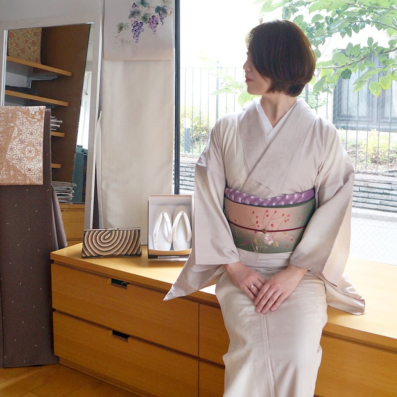 単衣】 灰白色×枯野色 花唐草文 単衣紬 | 大山キモノ・ちぇら