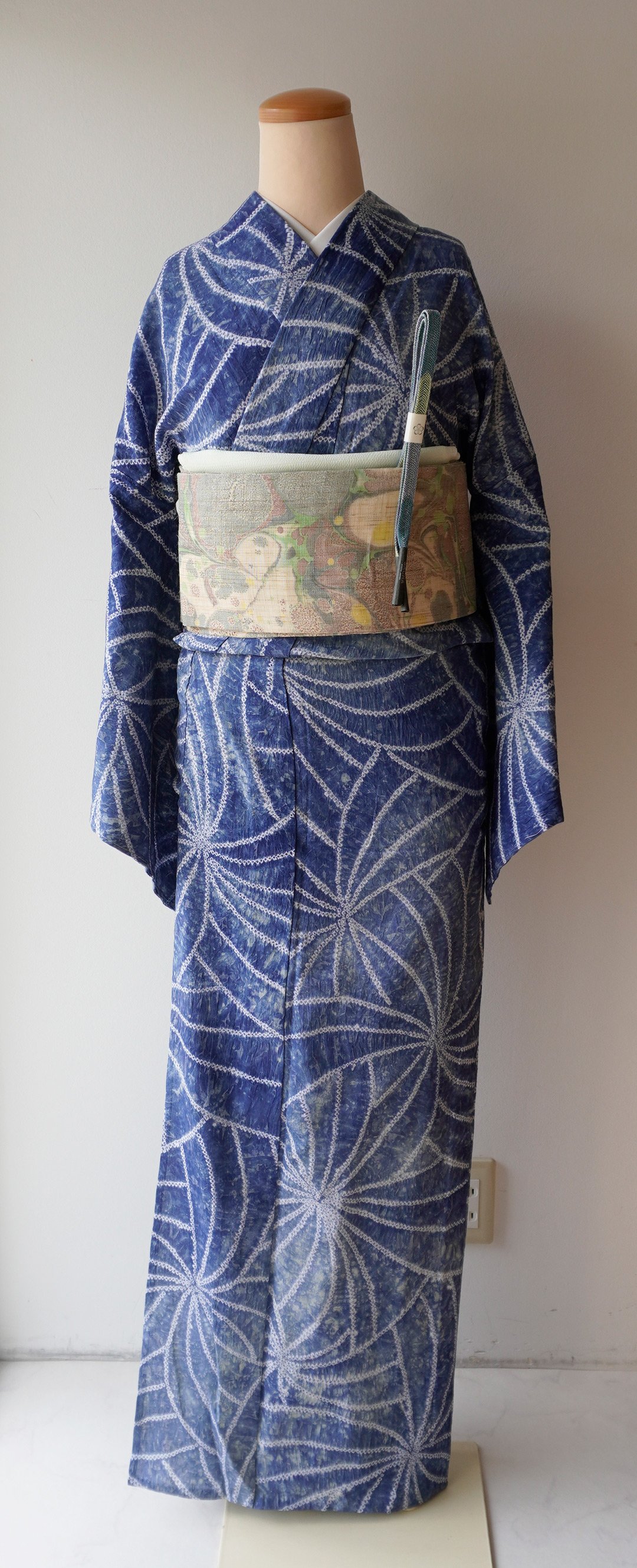 未使用品 浴衣 有松絞り バチ衿 紺 花文 身丈162cm お洒落 夏 伝統 未使用品 浴衣 有松絞り バチ衿 紺 花文 身丈162cm お洒落 夏 伝統