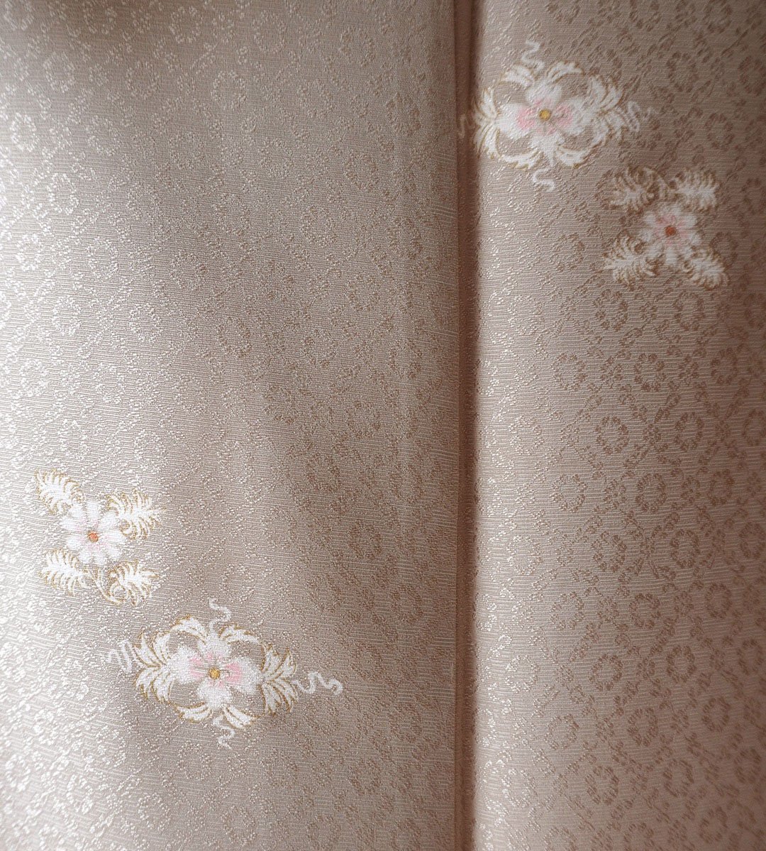 袷】ゆとりサイズ 素色地 花菱地紋に花・丸文 附け下げ小紋 袷】ゆとりサイズ 素色地 花菱地紋に花・丸文 附け下げ小紋