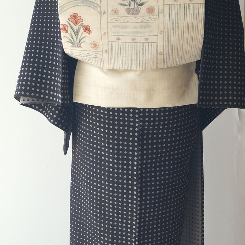 単衣】黒×薄梅鼠色 変わりドット柄 単衣お召し | 大山キモノ・ちぇら  