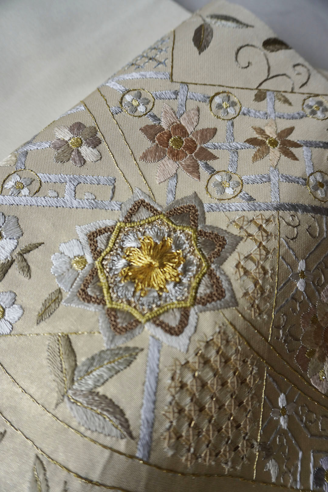 ふくろ帯】砂色地 華文汕頭刺繍 ふくろ帯 | 大山キモノ・ちぇら ふくろ帯】砂色地 華文汕頭刺繍 ふくろ帯 | 大山キモノ・ちぇら