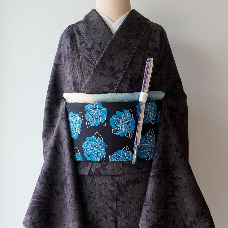 未使用 新品着物 小紋 黒ラメ入り地紋に御者と山車の画 