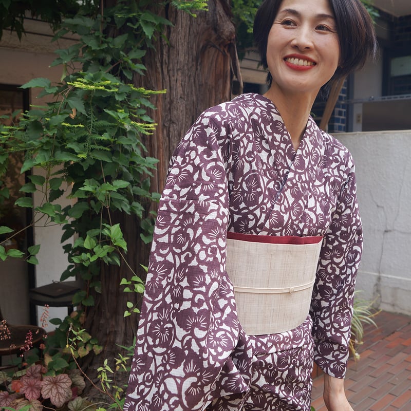 浴衣】小千谷織物 綿麻紅梅 越後型染浴衣 唐草 白×茶褐色 | 大山 浴衣】小千谷織物 綿麻紅梅 越後型染浴衣 唐草 白×茶褐色 | 大山