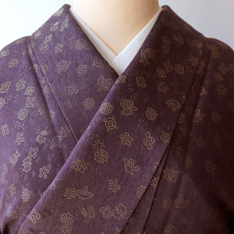 袷】千地泰弘 作 黒鳶地 宝尽くし文 小紋 | 大山キモノ・ちぇら 袷】千地泰弘 作 黒鳶地 宝尽くし文 小紋 | 大山キモノ・ちぇら