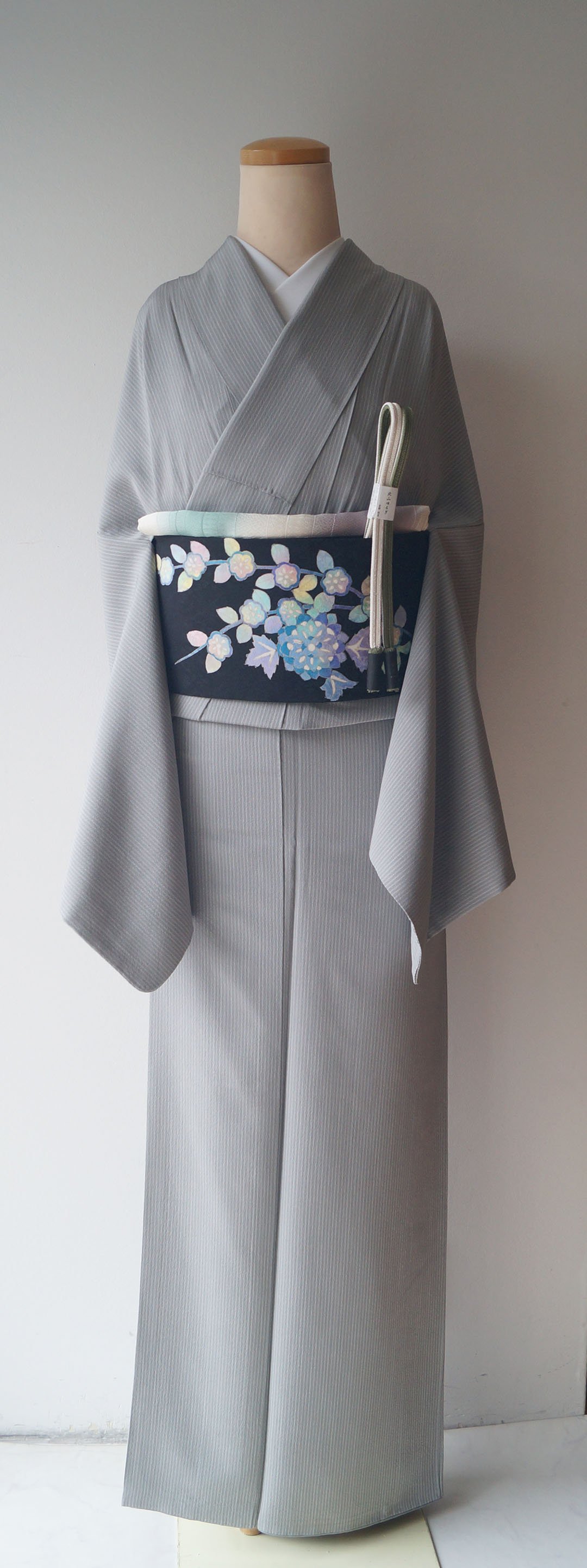 BY★1828★ 色留袖 袷 正絹 ライトグレー 落款入り 唐風の柄 BY☆1828☆ 色留袖 袷 正絹 ライトグレー 落款入り 唐風の柄