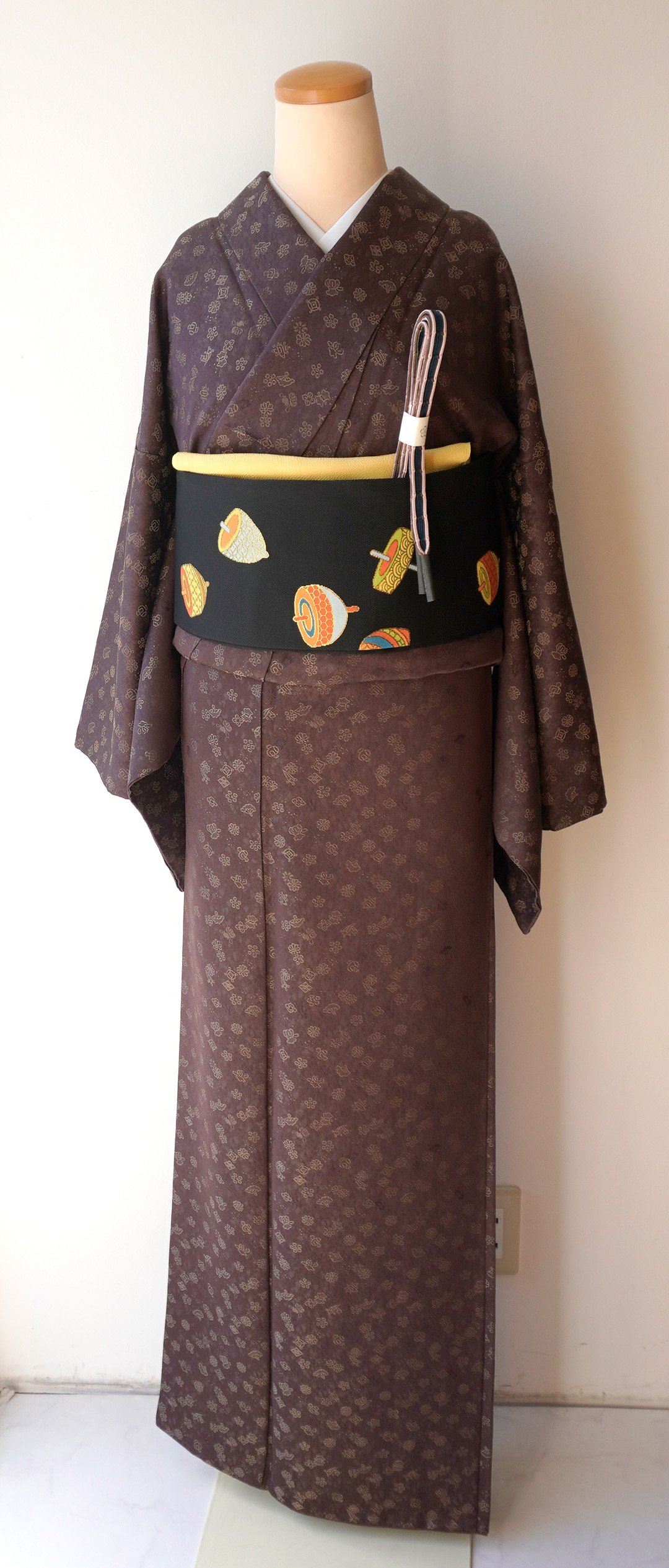 袷】千地泰弘 作 黒鳶地 宝尽くし文 小紋 | 大山キモノ・ちぇら 袷】千地泰弘 作 黒鳶地 宝尽くし文 小紋 | 大山キモノ・ちぇら