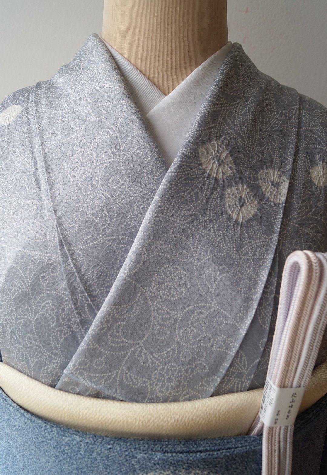 袷】淡藤色 花唐草に絞り柄 小紋 | 大山キモノ・ちぇらうなぼるた 袷】淡藤色 花唐草に絞り柄 小紋 | 大山キモノ・ちぇらうなぼるた