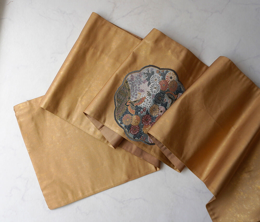ふくろ帯】黄土色地 相良刺繍菊に蝶文 ふくろ帯 | 大山キモノ ふくろ帯】黄土色地 相良刺繍菊に蝶文 ふくろ帯 | 大山キモノ