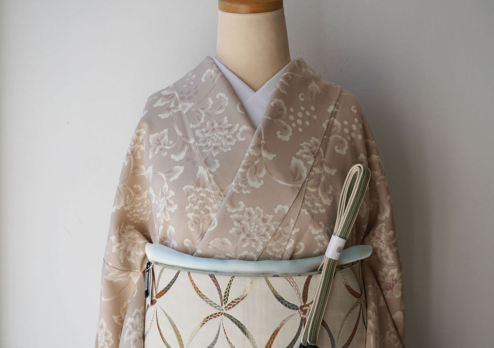 H2303★ 着物淡雪 ★ 正絹　袷　小紋　市松　飛び兎　花唐草の地紋 H2303☆ 着物淡雪 ☆ 正絹 袷 小紋 市松 飛び兎 花唐草の地紋