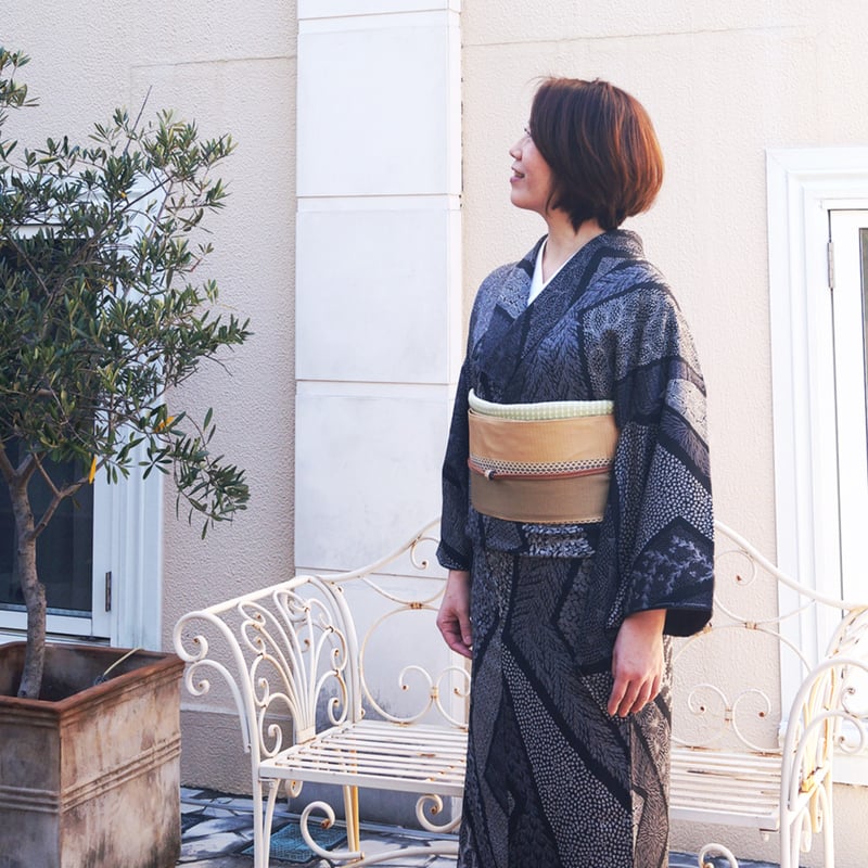 黒羽織 刺繍 スワトウ刺繍 羽織紐付き 牡丹 流水 着物 023a d 黒羽織 刺繍 スワトウ刺繍 羽織紐付き 牡丹 流水 着物 023a d
