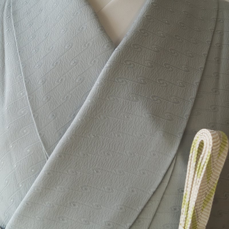 j-単衣＊正絹　オフホワイト　地紋あり　ワイドサイズ　ロング身丈　美品 単衣】白藍色 波線風地紋 色無地 | 大山キモノ・ちぇらうなぼるた