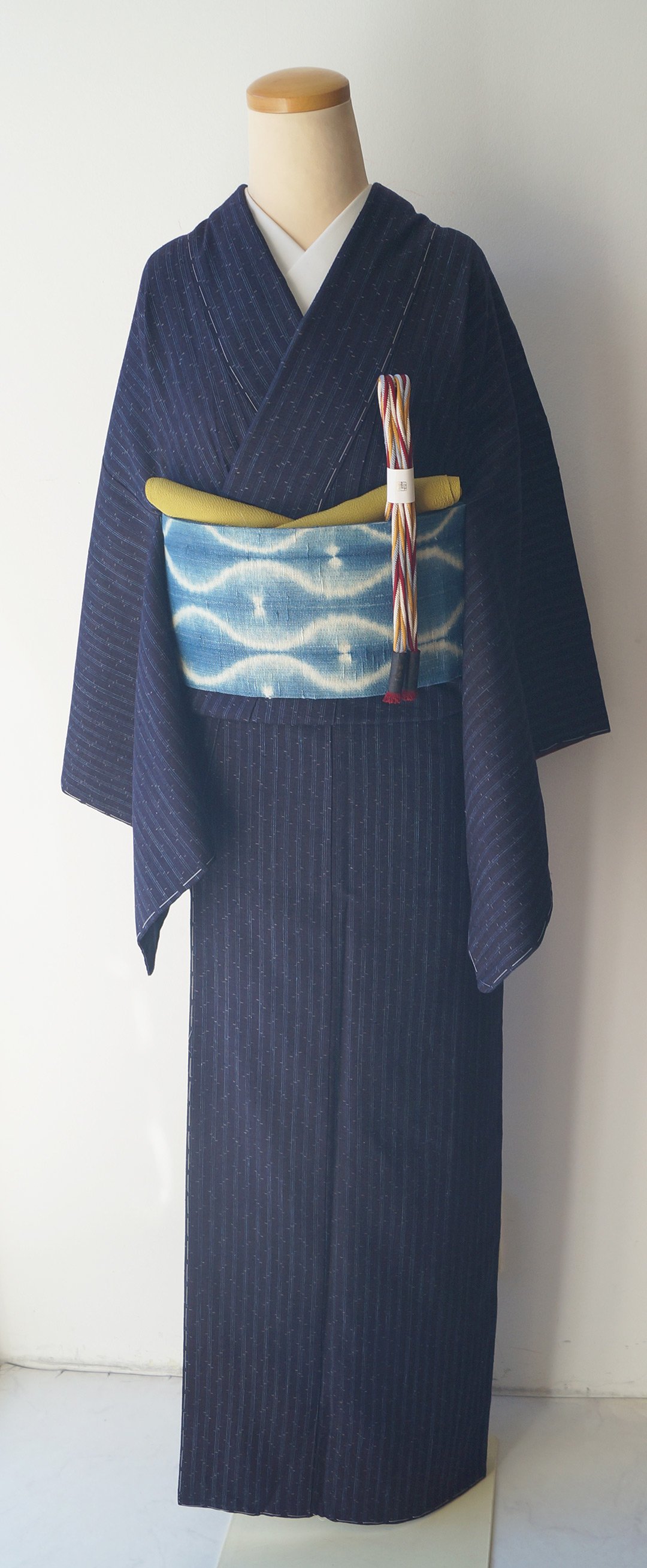 袷】むら田扱い 濃紺地に縦縞 本場結城紬 証紙付き | 大山キモノ 袷】むら田扱い 濃紺地に縦縞 本場結城紬 証紙付き | 大山キモノ