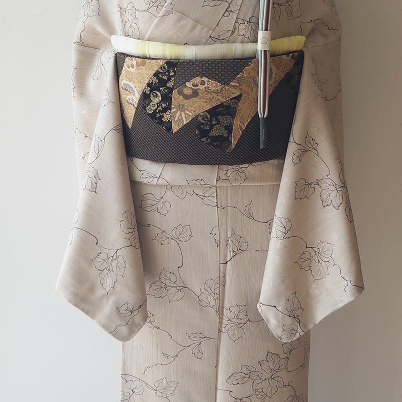 袷】絹鼠地 葡萄唐草文 小紋 | 大山キモノ・ちぇらうなぼるた