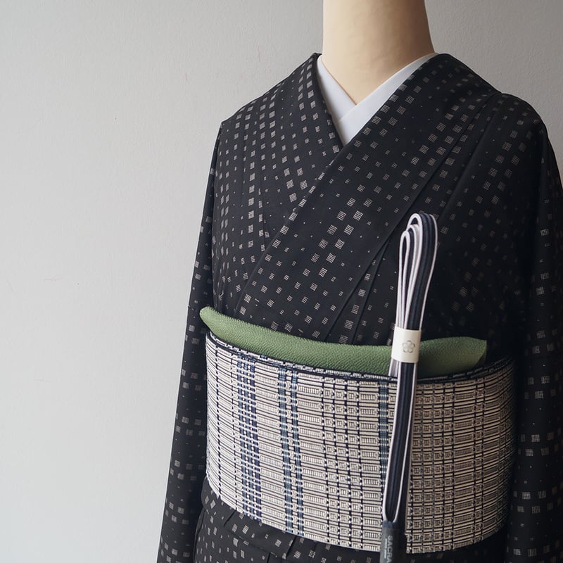 泥染め色に芝草と蝶 大島紬 まねき 