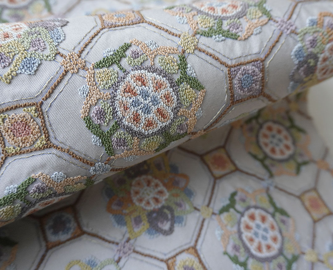 ふくろ帯】利休白茶色地 相良刺繍 蜀江文 ふくろ帯 | 大山キモノ ふくろ帯】利休白茶色地 相良刺繍 蜀江文 ふくろ帯 | 大山キモノ