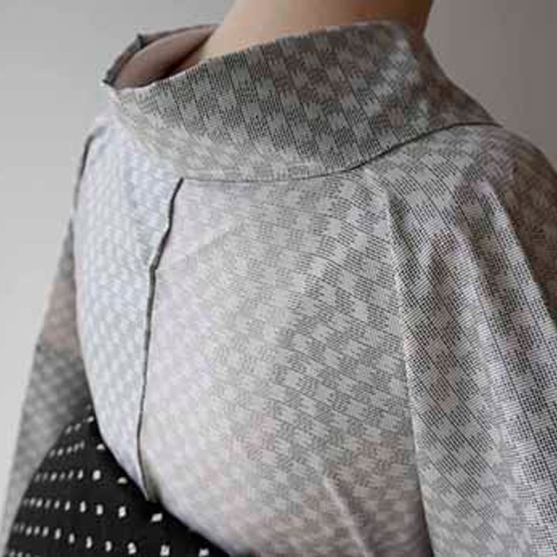 白大島紬 人形柄 バチ襟 袷 白大島紬 人形柄 バチ襟 袷 特選 紬