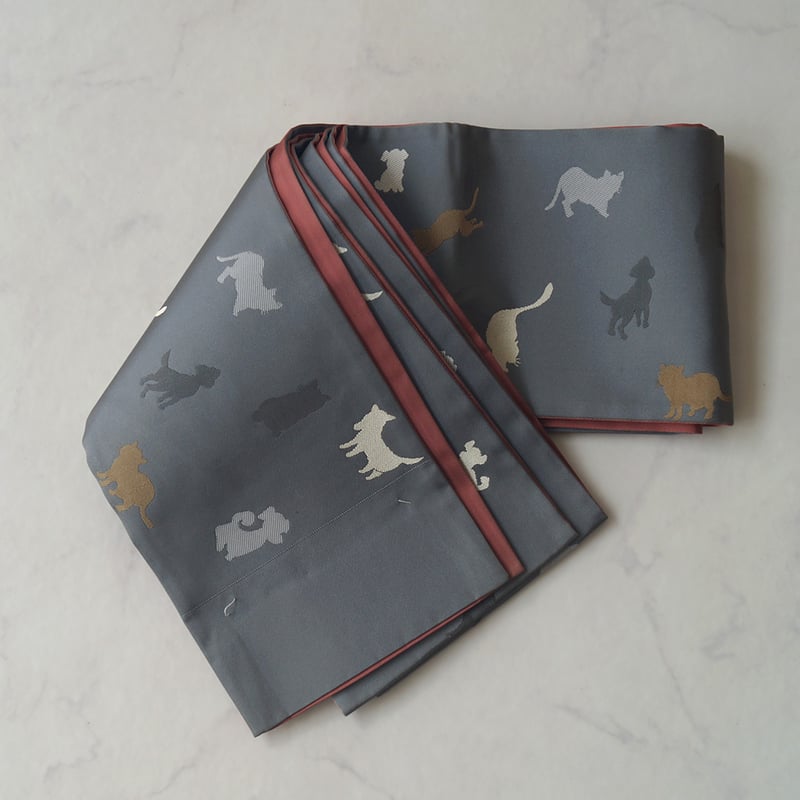 半幅帯】灰色×甚三紅 犬猫文 博多織半幅帯 | 大山キモノ・ちぇら