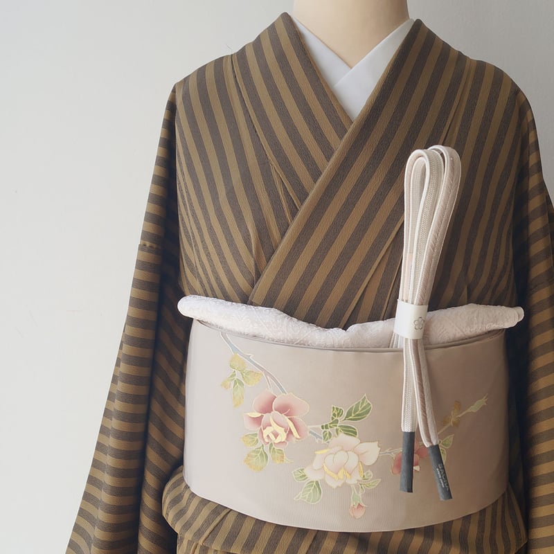 名古屋帯　なごや帯　薔薇 なごや帯】亜麻色地 薔薇文様 塩瀬なごや帯 | 大山キモノ・ちぇ