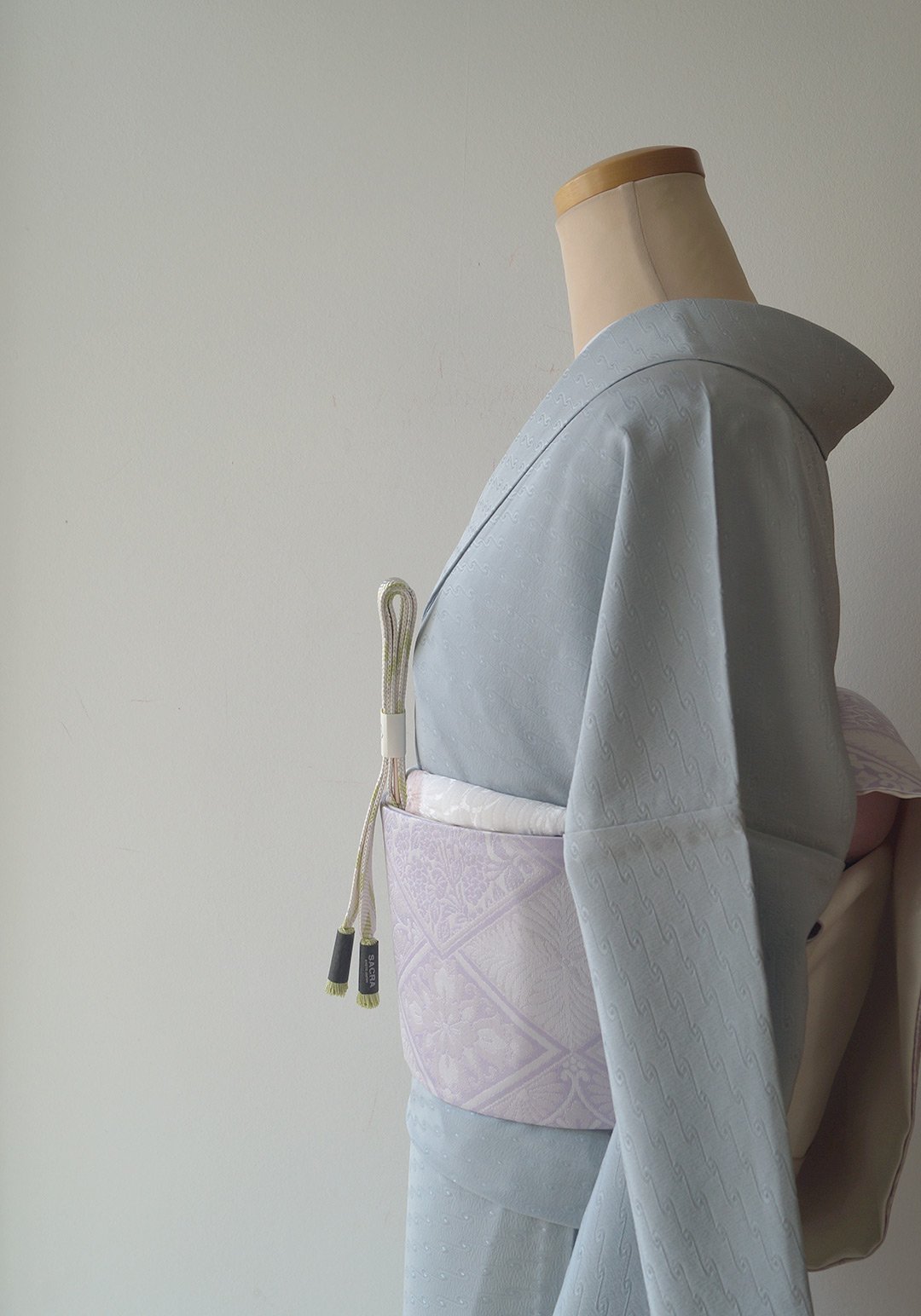 j-単衣＊正絹　オフホワイト　地紋あり　ワイドサイズ　ロング身丈　美品 単衣】白藍色 波線風地紋 色無地 | 大山キモノ・ちぇらうなぼるた