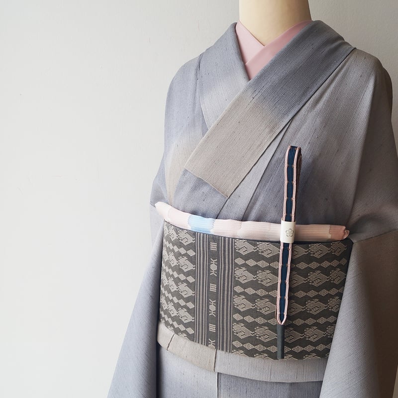 袷】薄鼠色×絹鼠色×卯の花色 段違い暈かし 紬 | 大山キモノ・ち