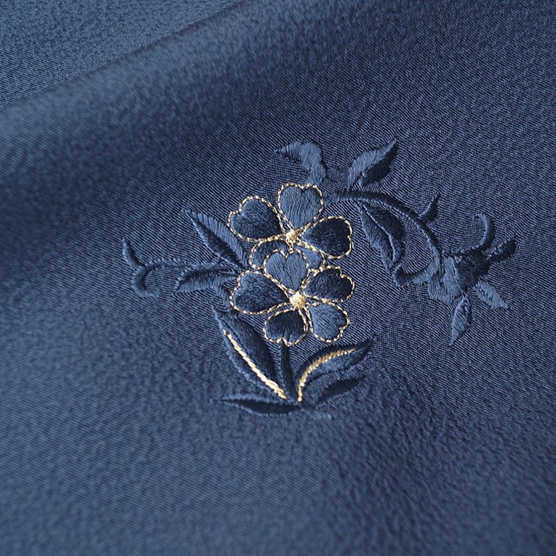 袷】藍鉄色 花唐草に花喰い鳥文 縮緬地 縫い一つ紋 附下 | 大山キモノ 