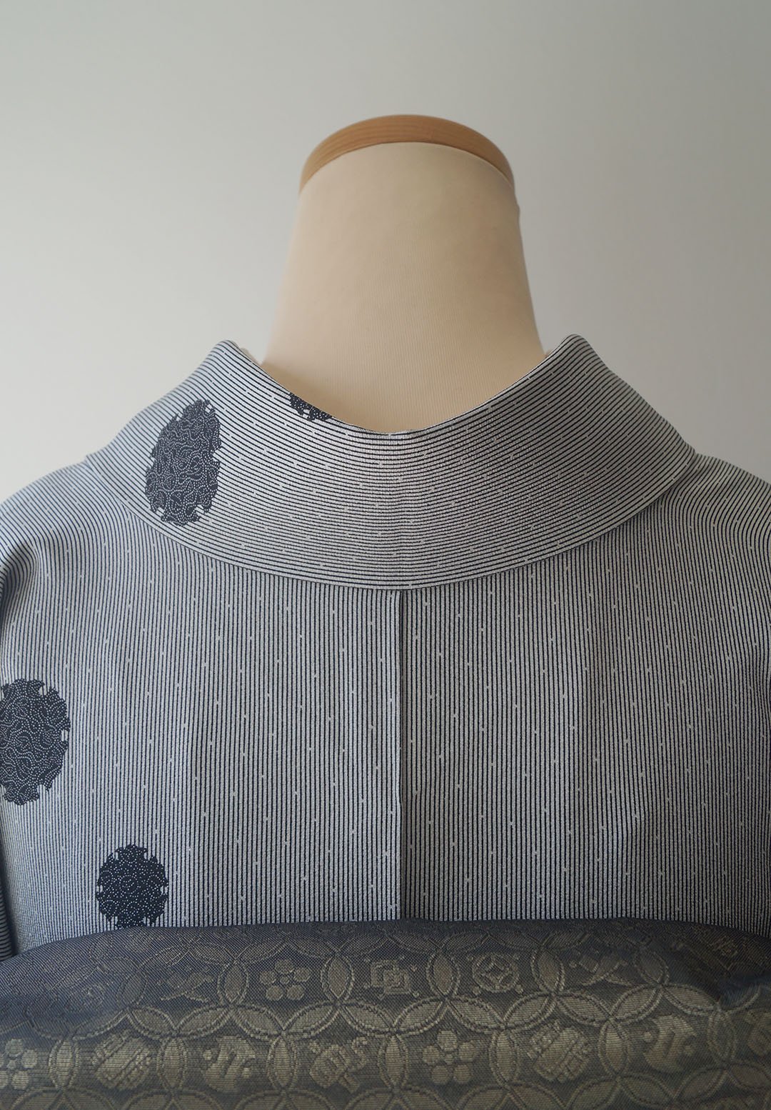 C526正絹　袷　江戸小紋　玉縞　作家物横谷楠生落款　未使用しつけ付極美品　着物 C526正絹 袷 江戸小紋 玉縞 作家物横谷楠生落款 未使用しつけ付