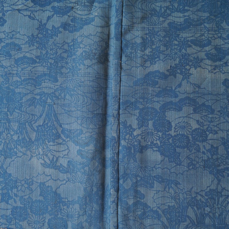 夏・紬】薄山鳩色地 藍型染め 流水に四季花文 紗紬 | 大山キモノ 夏・紬】薄山鳩色地 藍型染め 流水に四季花文 紗紬 | 大山キモノ