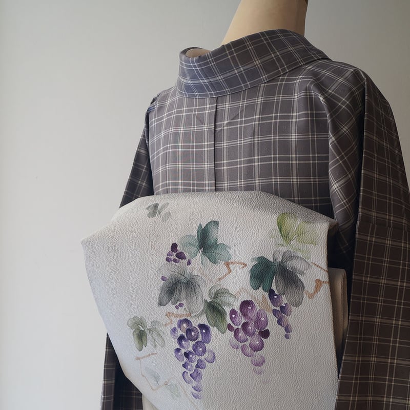 未着用　名古屋帯 縮緬　葡萄模様 グレー ベージュ 未着用名古屋帯 縮緬葡萄模様 グレー ベージュ