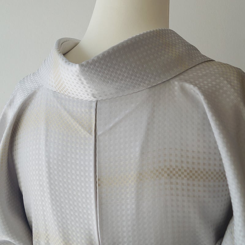 j-単衣＊正絹　オフホワイト　地紋あり　ワイドサイズ　ロング身丈　美品 楽天市場】シルクウール サテンジャガード 大判扇重ね紋 中薄