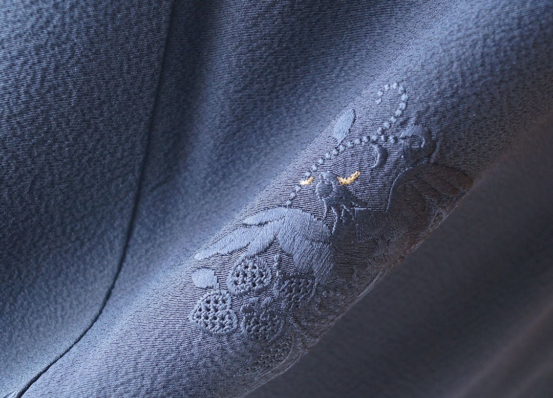 花唐草の地模様 縮緬 一つ紋 色無地 正絹 U-3640 花唐草の地模様 縮緬 一つ紋 色無地 正絹 U-3640 - メルカリ