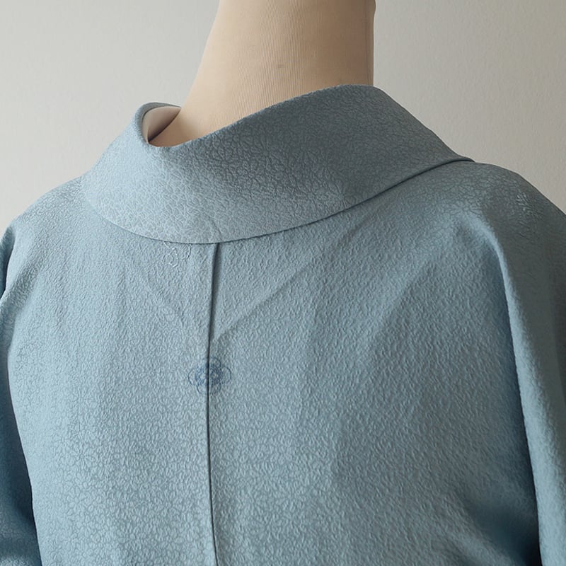 作家もの　色無地　紋なし　花地紋　パール　着物　112a d 作家物 地紋起こし 花文様 色無地 正絹 一つ紋 グレー 064