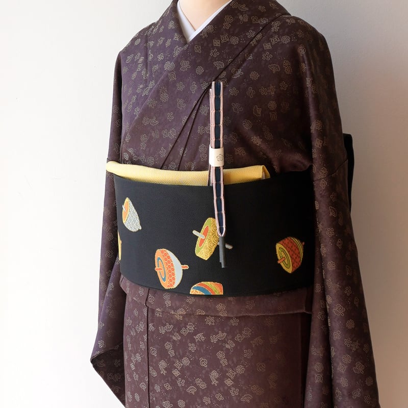 袷】千地泰弘 作 黒鳶地 宝尽くし文 小紋 | 大山キモノ・ちぇら 袷】千地泰弘 作 黒鳶地 宝尽くし文 小紋 | 大山キモノ・ちぇら
