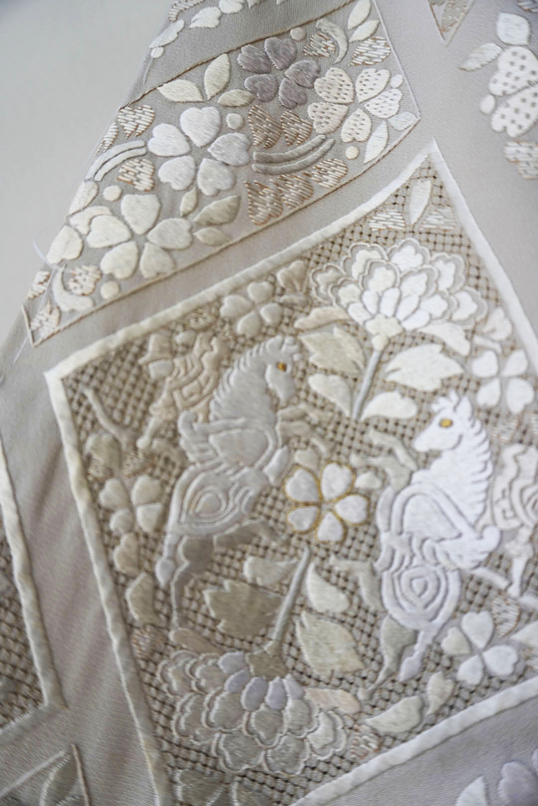 袷】紫水晶地 華唐草文汕頭刺繍色留袖 仕付け糸付き・ガード加工 袷】紫水晶地 華唐草文汕頭刺繍色留袖 仕付け糸付き・ガード加工