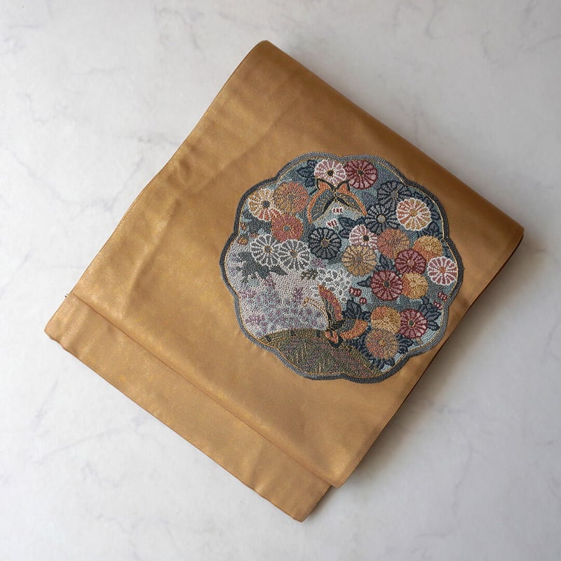 ふくろ帯】黄土色地 相良刺繍菊に蝶文 ふくろ帯 | 大山キモノ ふくろ帯】黄土色地 相良刺繍菊に蝶文 ふくろ帯 | 大山キモノ