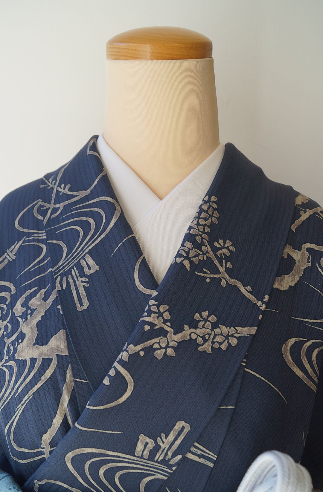 小紋(袷)(流水に四季の草花紋様未使用藍色系ちりめん) 小紋(袷)(流水に四季の草花紋様未使用藍色系ちりめん)