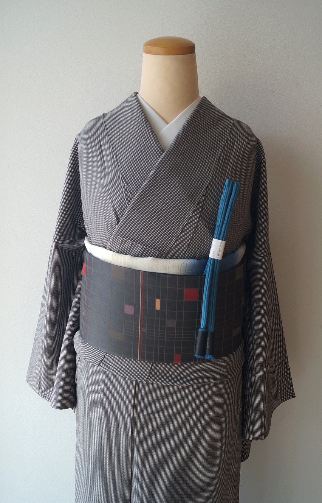 仕立て上がり伊勢型写小紋縦稿粋です最終了値下げ。【片貝木綿 反物】No.3607 紺仁工房 新品 木綿の着物 カジュアル。 仕立て上がり伊勢型写小紋縦稿粋です最終了値下げ。着物リメイク ロング ワンピース ドレス|洗える 化繊 名古屋帯サッシュベルト付き|和洋折衷ドレスで特別な一日を |ハンドメイド 儚くも華やか、雅な彩りを纏う KW-792。