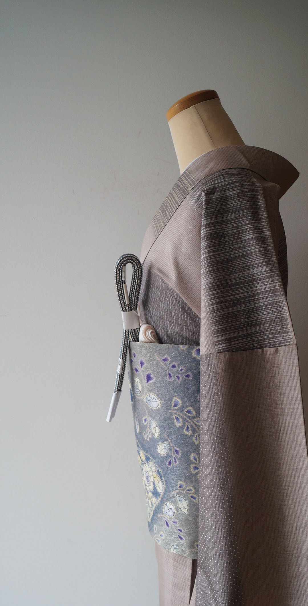 単衣】鳩羽鼠色 汕頭刺繍 本場縞大島紬 附下 証紙あり | 大山キモノ 